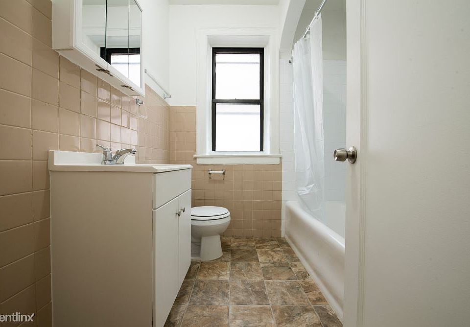 7701 S Yates Apartments Chicago Bathroom_1 (1)
