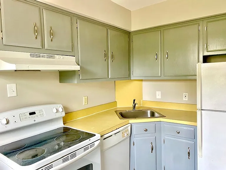 312 E Ridley Ave — Photo 6