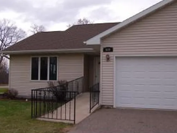 909 Mead Dr, Waupaca, WI 54981