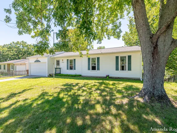 10614 Settlewood Dr SE, Lowell, MI 49331