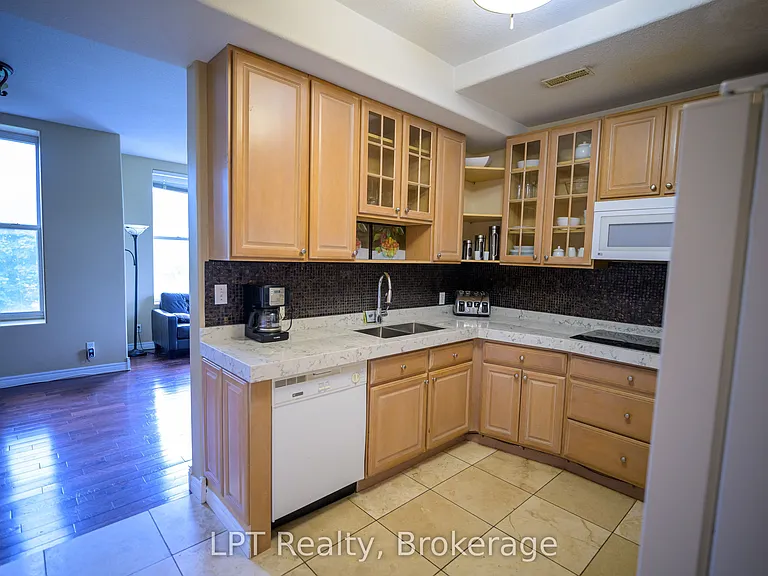 317 Queen St #302 — Photo 11