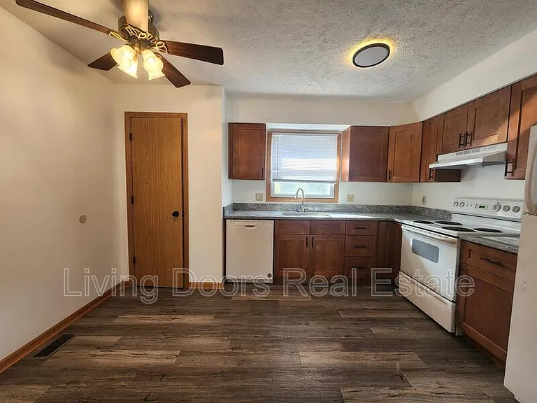 1511 David Dr — Photo 2
