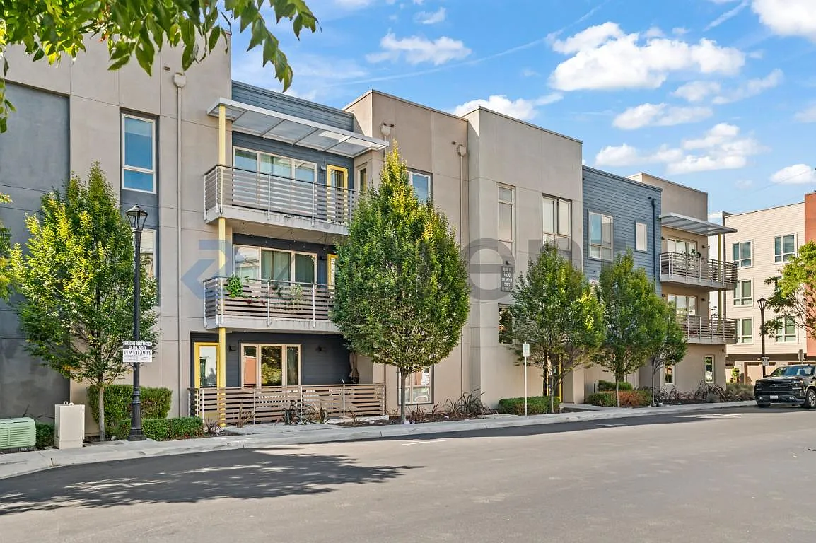 3 bed, 2.5 bath, 1530 sqft, $4,725 — Photo 1