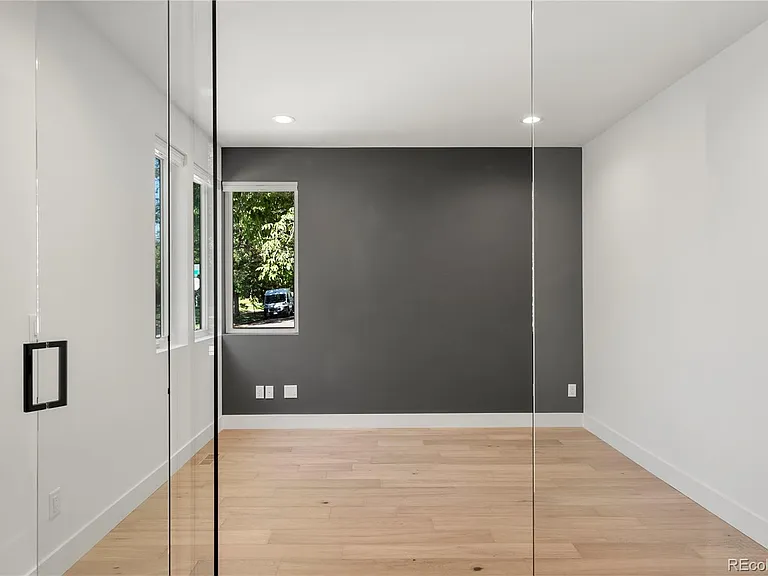 588 Adams St — Photo 4