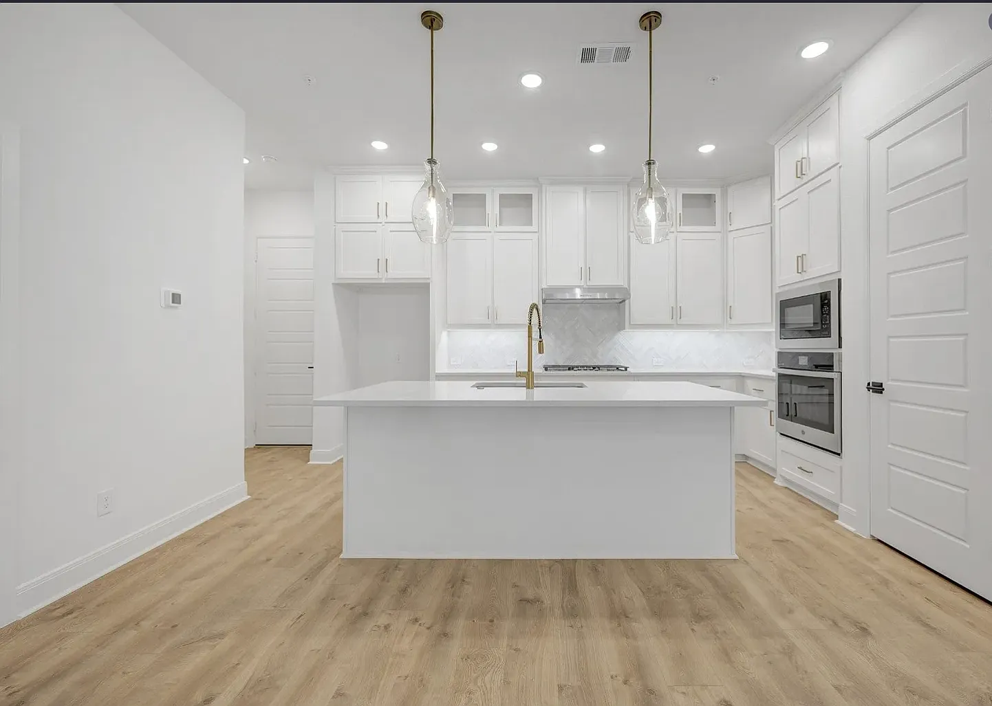 3 bed, 2546 sqft, $4,498 — Photo 3