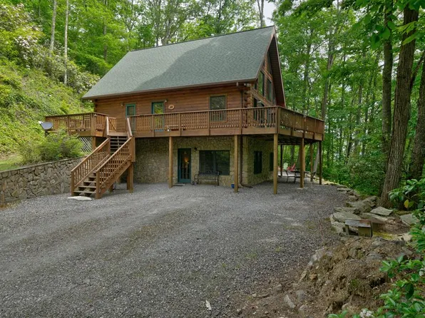 336 Siberian Husky Ln, Whittier, NC 28789