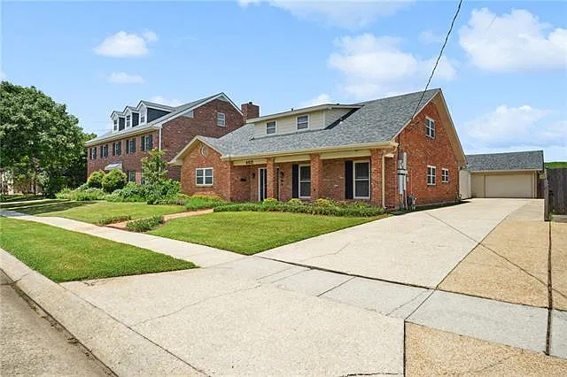 5 bed, 3.5 bath, 3360 sqft, $3,500 — Photo 2
