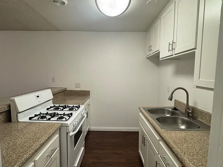 Pampas Lane Apartments — Photo 14