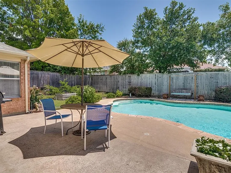3605 Potomac Dr — Photo 4