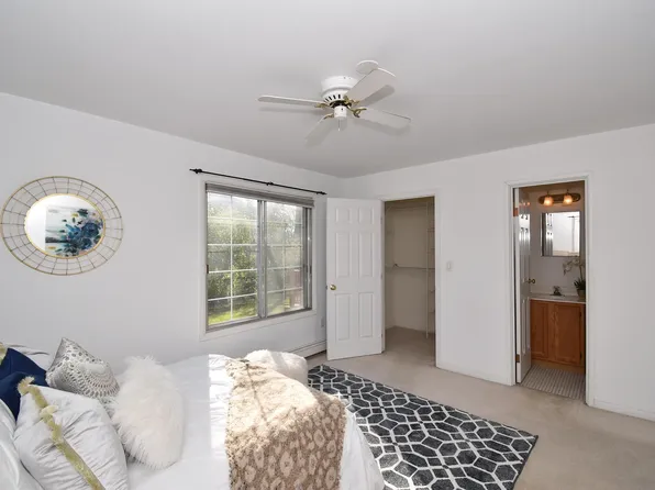 141 Linden Ln APT 3, Mequon, WI 53092