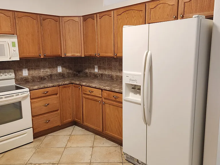 391 S Meadowood Ln — Photo 4