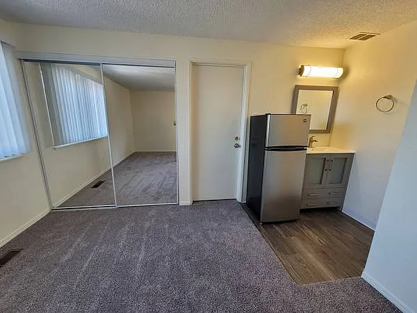 Colony Studios & Apts — Photo 8