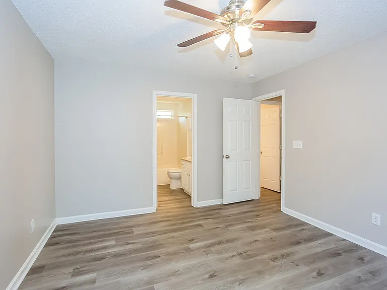 7425 Saddle Trail Ln — Photo 10