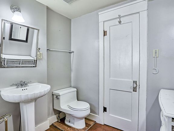 2nd image of 1401 Glenmere Blvd