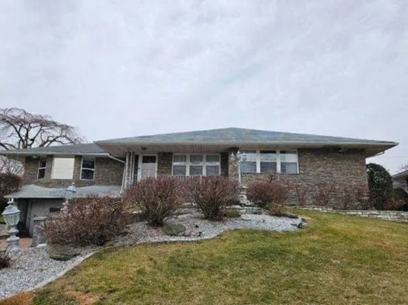 170 Old Courthouse Rd, New Hyde Park, NY 11040