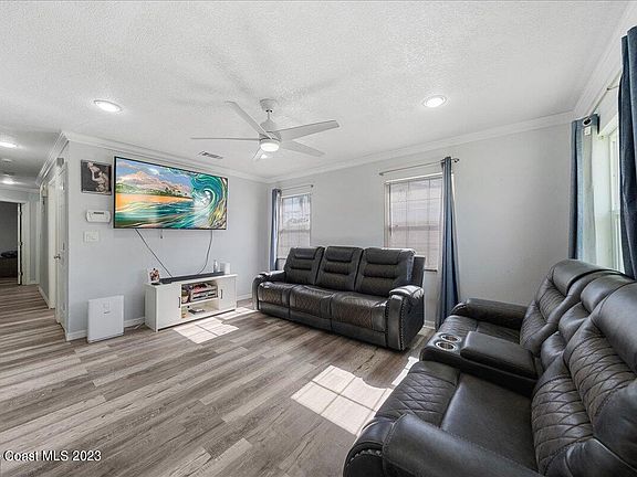 4th image of 380 Maple Pl