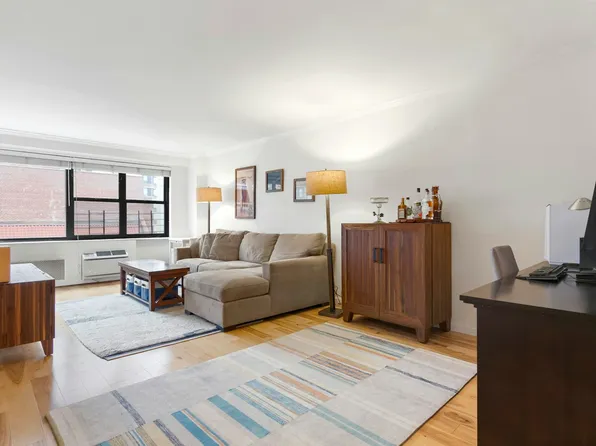 340 East 74th Street 9G image 2 of 10