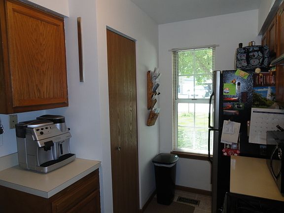 5th image of 136 E Shag Bark Ln