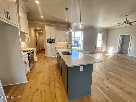 3rd image of 104 Seymour Dr