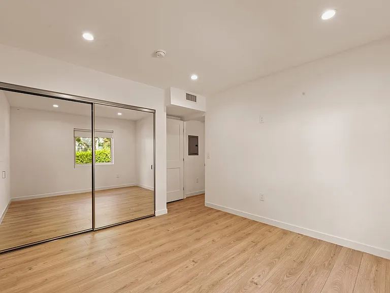 751 N Alfred St — Photo 11