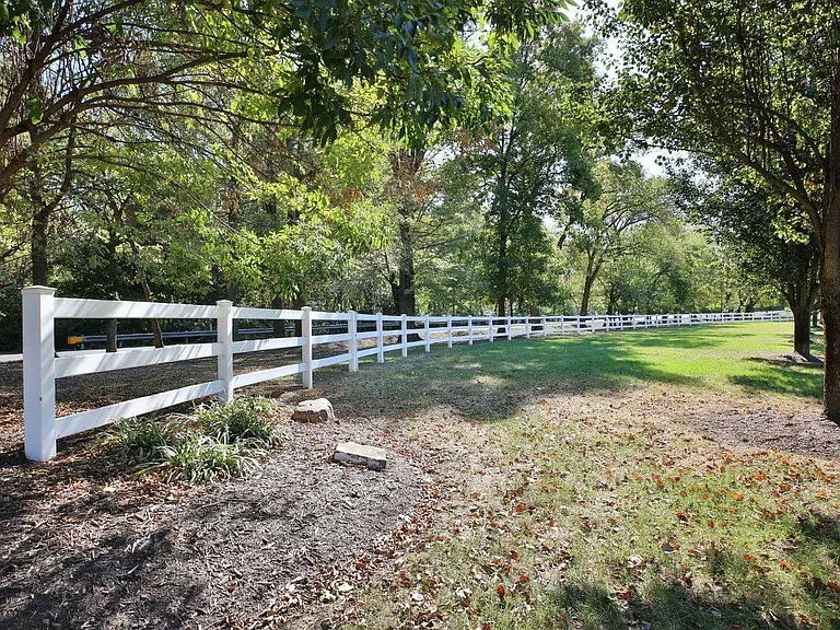 1803 Canopy Ln — Photo 38