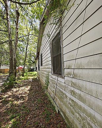 2nd image of 915 Mackinaw St