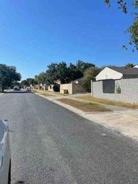 Exterior Neighborhood (street photo)