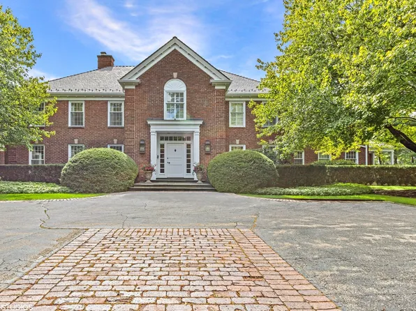 899 E Ringwood Rd S, Lake Forest, IL 60045
