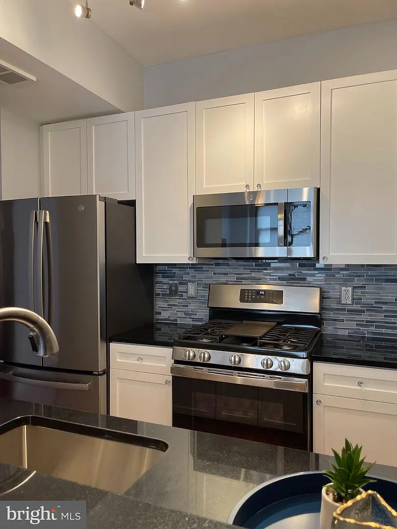 2 bed, 1.0 bath, 722 sqft, $3,200 — Photo 4
