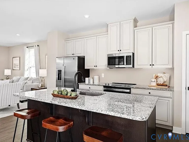 604 Rosedown Ln — Photo 2