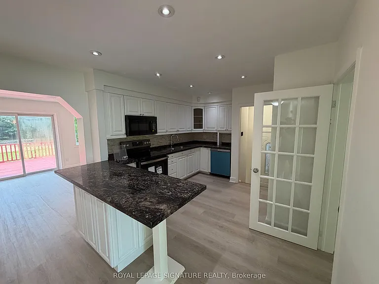834 Mississauga Valley Blvd — Photo 1