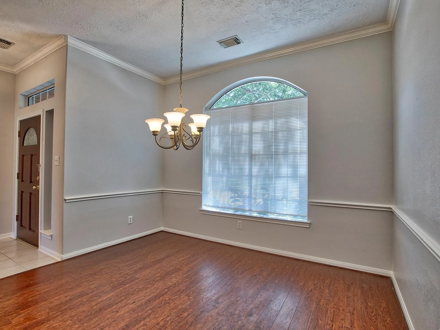 3 bed, 2.0 bath, 2148 sqft, $2,300 — Photo 2