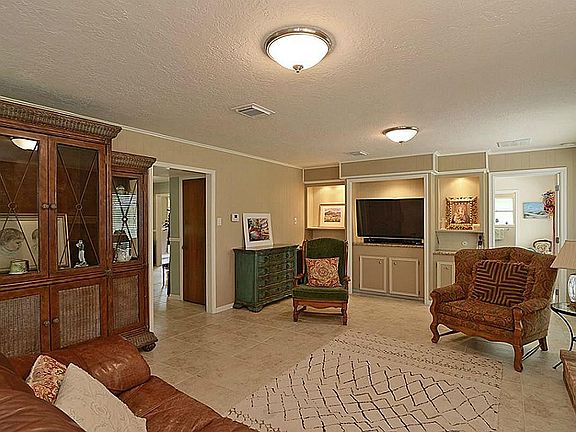 4th image of 205 E Castle Harbour Dr