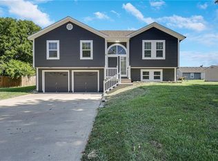 405 S Monroe St, Raymore, MO 64083