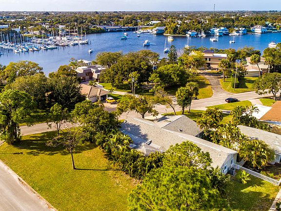 3rd image of 572 Royal Palm Dr