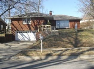 1909 Rosewood Ter, Saint Joseph, MO 64503