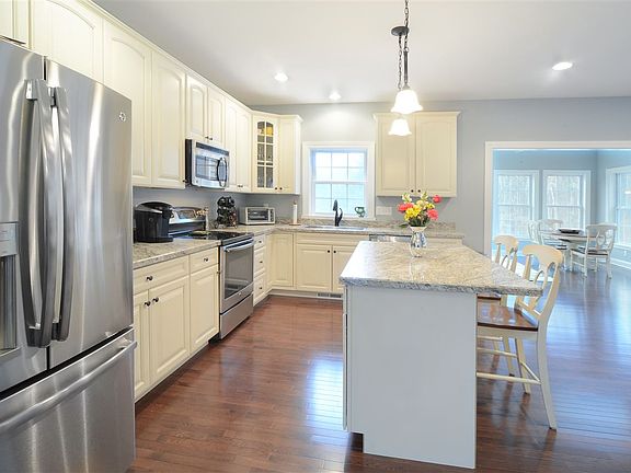5th image of 111 Lakepointe Way