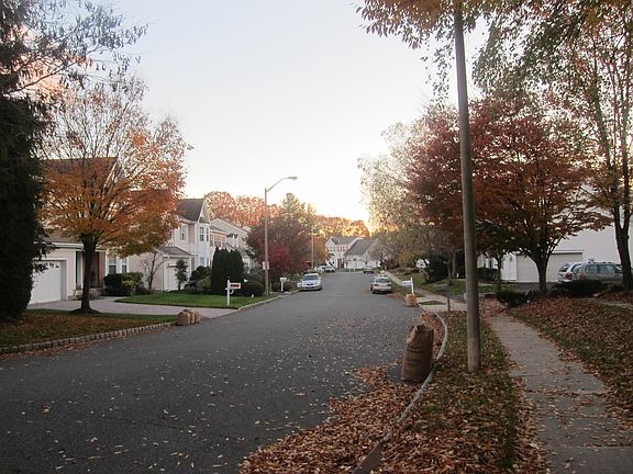 5th image of 19 Edinburg Ln