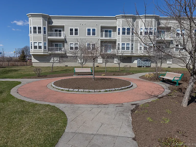300 Harbour Close #B-34 — Photo 3