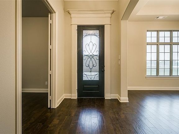 4th image of 101 Waters Edge Ct