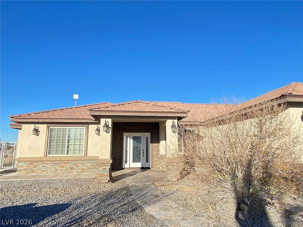 4 bed, 2.0 bath, 2115 sqft, $2,000 — Photo 3