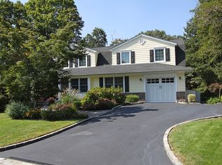 75 Wagon Rd, Roslyn Heights, NY 11577