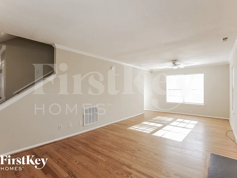 2400 Devon Dr — Photo 5