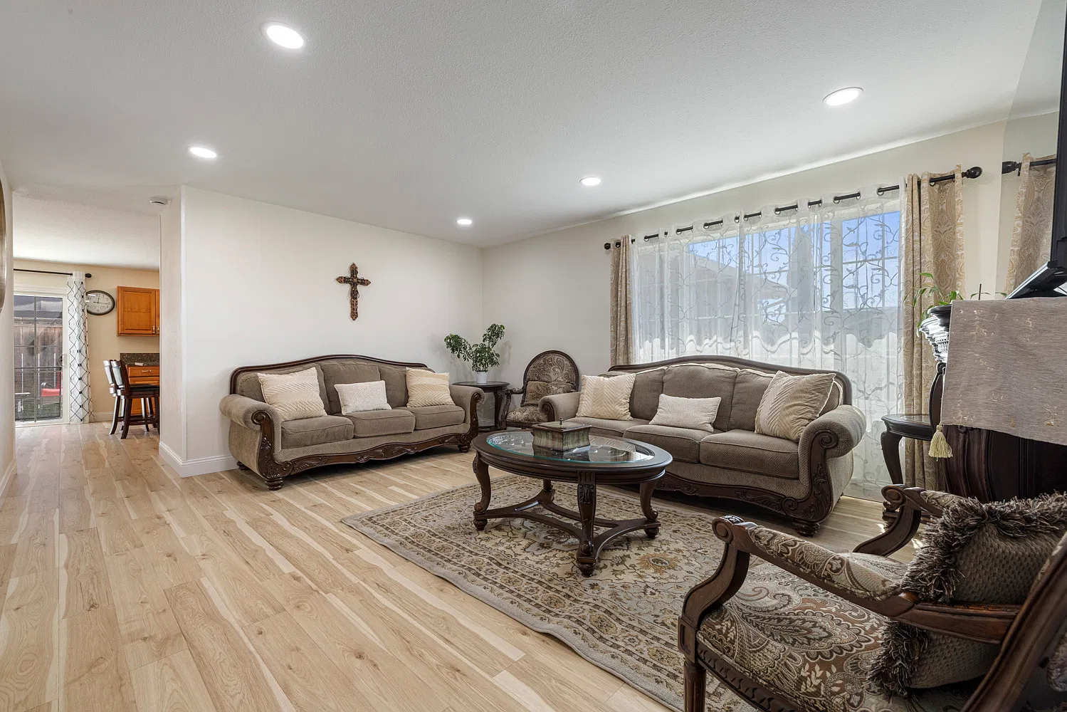4 bed, 1396 sqft, $4,700 — Photo 2