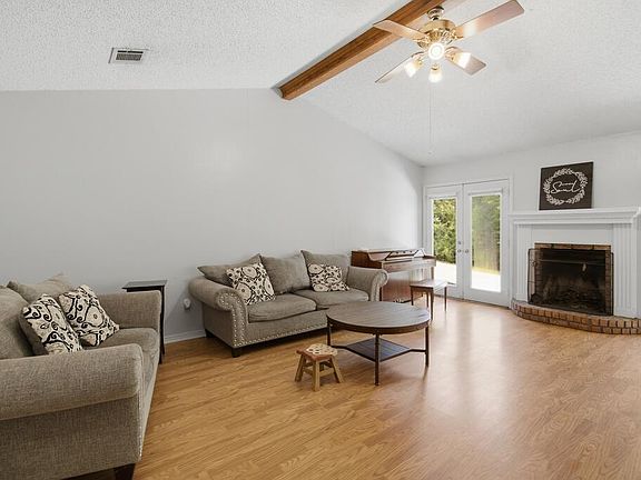 5th image of 1005 Laurel Ln