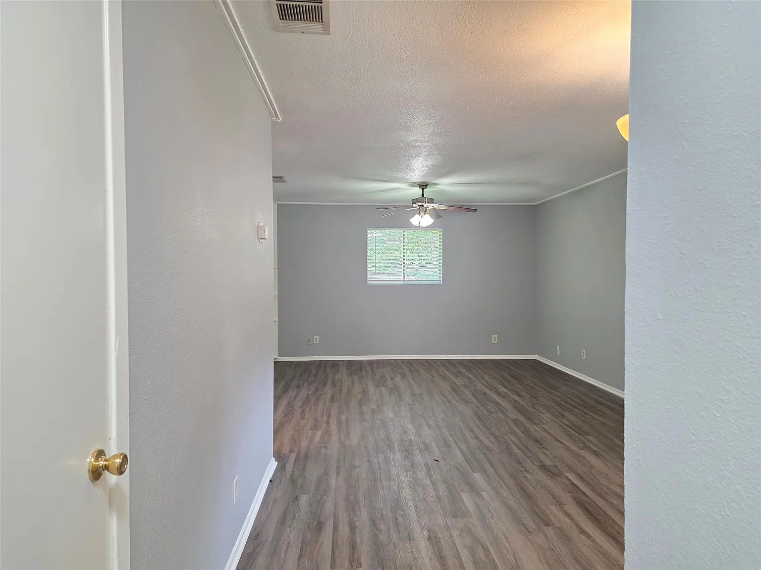 2 bed, 1.0 bath, 884 sqft, $1,350 — Photo 3