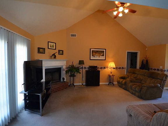 3rd image of 7412 Greenway Dr