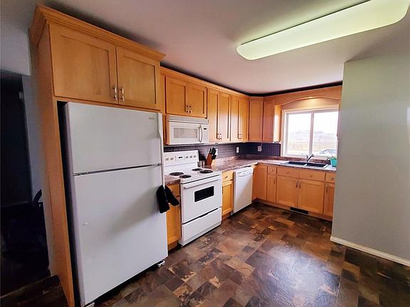 2nd image of 102 Railway AVENUE E
