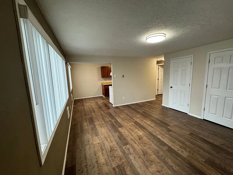 144 SW Lee St — Photo 5