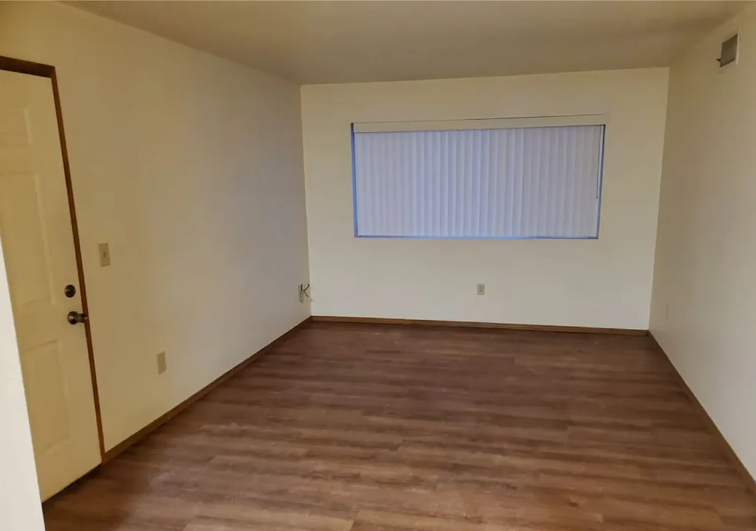 Bright and Cozy 1 Bedroom Upper Unit! — Photo 4